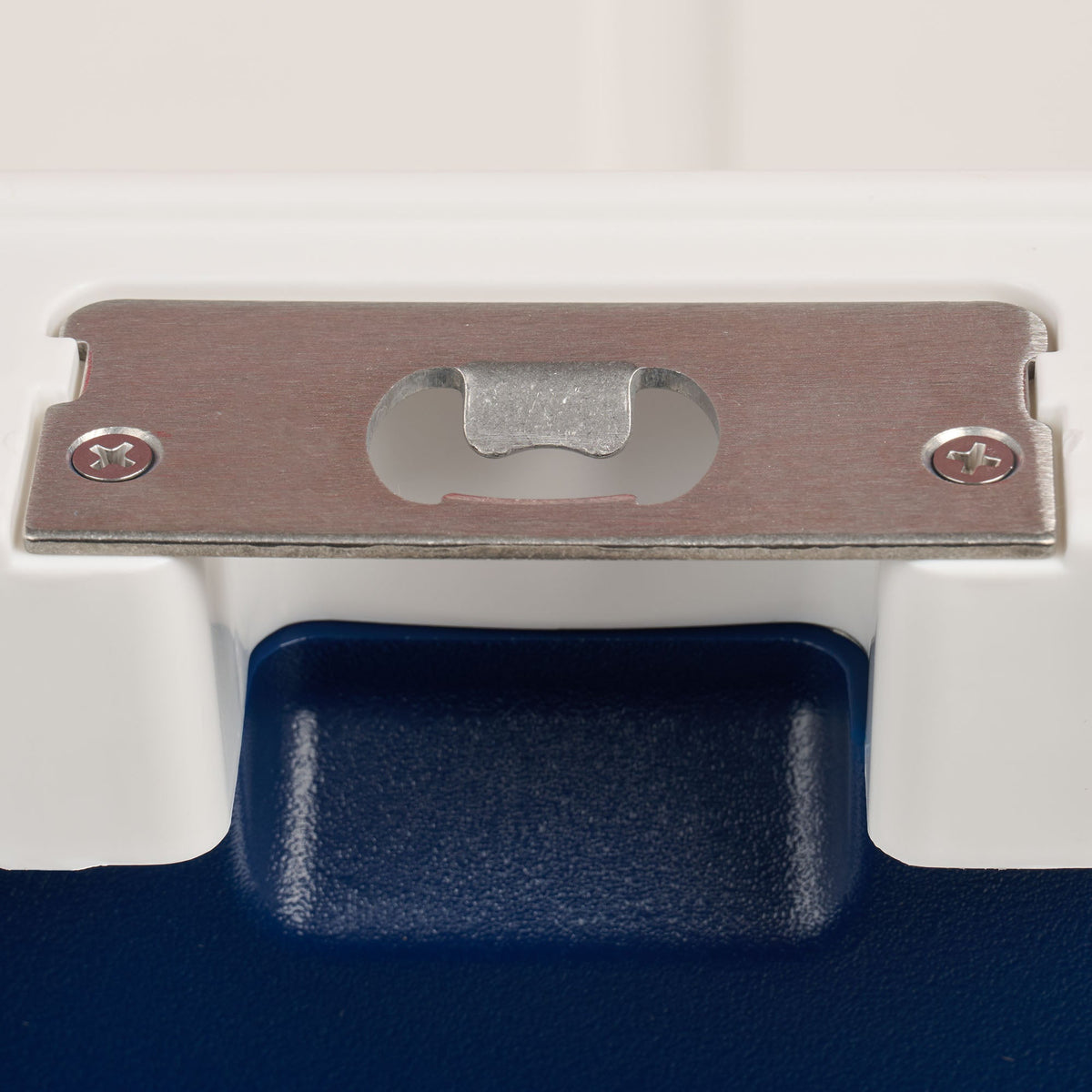 trailmate-75-qt-roller-cooler-g0 00035111-BO.jpg
